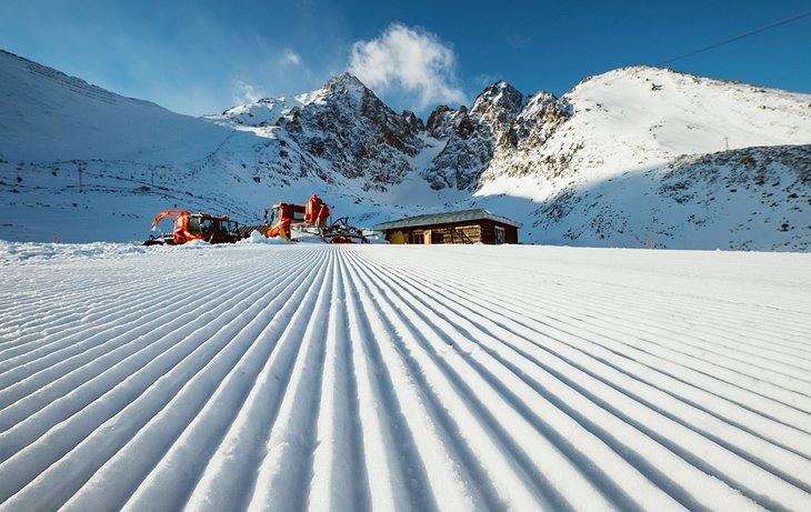Pistes de ski fraîchement damées à Tatranská Lomnica, Slovaquie