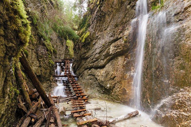 Échelles et chutes d'eau au parc national du Paradis slovaque