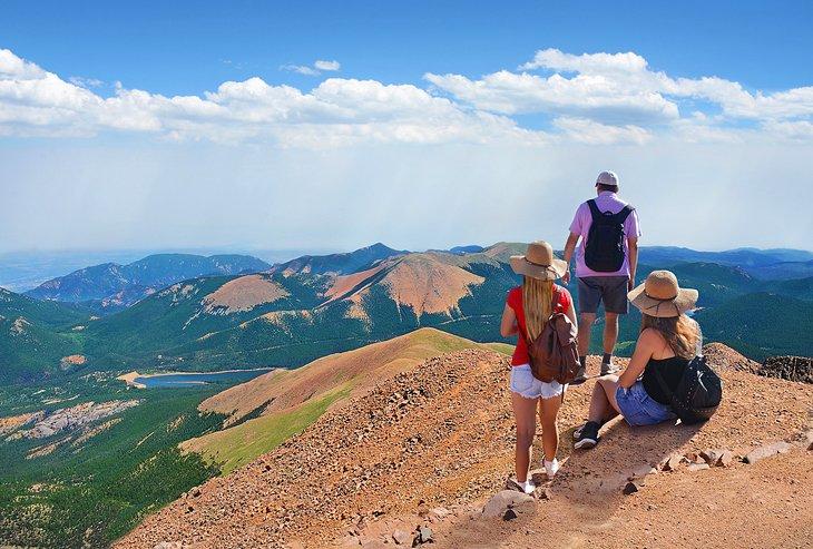 Randonneurs profitant de la vue depuis le sommet du Pikes Peak