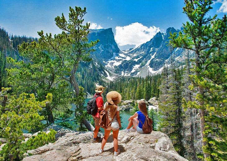 Randonneurs surplombant le Dream Lake dans le parc national des montagnes rocheuses