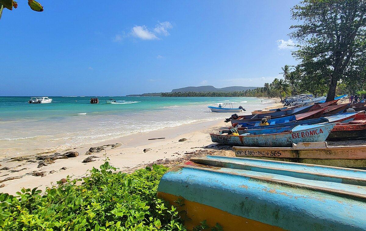 Bateaux bordant le front de mer à Las Galeras
