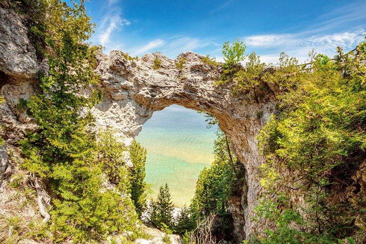 Vista del Lago Huron a través de Arch Rock en la Isla Mackinac