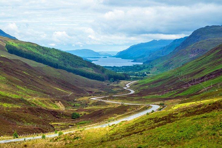 Camino que atraviesa Glen Docherty hacia Loch Maree