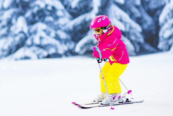 Jeune fille faisant du ski