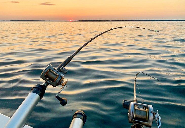 Lachsfischen bei Sonnenaufgang am Michigansee