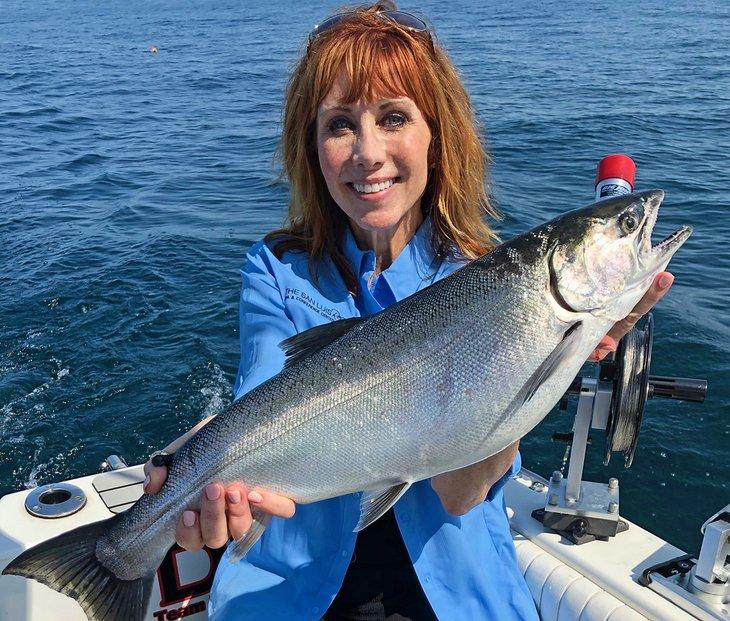 Die Autorin mit einem schönen Coho-Lachs