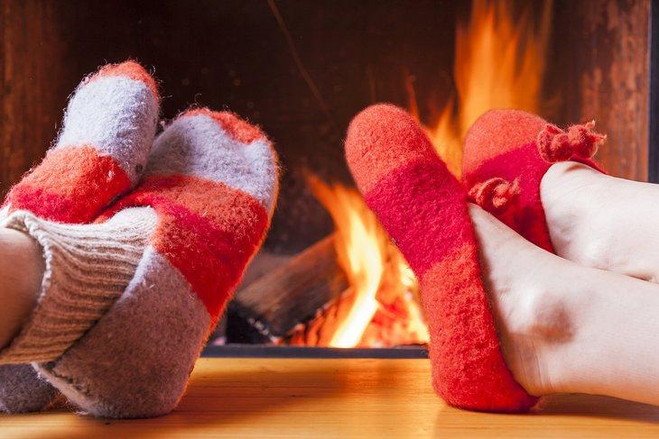 Pareja disfrutando de una cálida chimenea