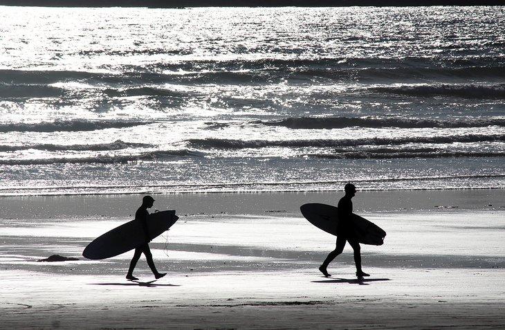 Surfistas en Tofino, Columbia Británica