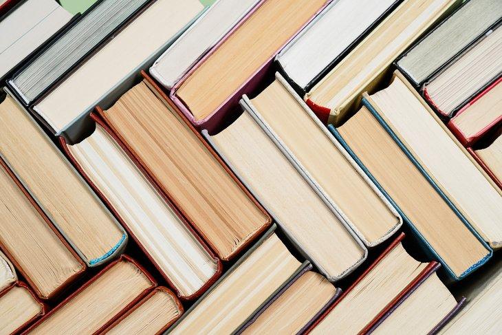 Hardcover Bücher gestapelt in einer Buchhandlung