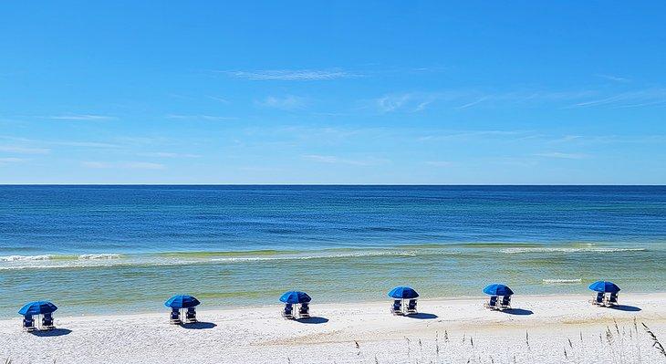 Regenschirme und Stühle am Strand in Seaside