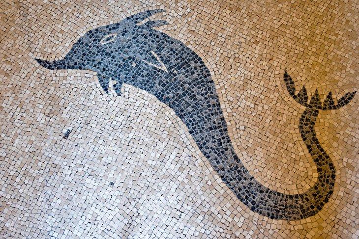 Mosaico de delfines en el suelo de los baños en Herculano