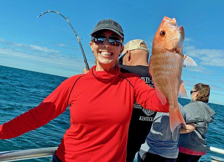 La autora Anietra Hamper con un pargo rojo