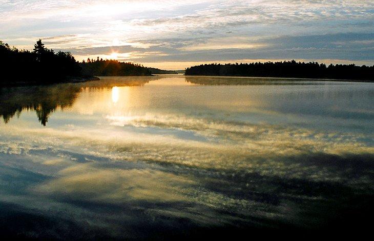 Lever de soleil sur la rivière française