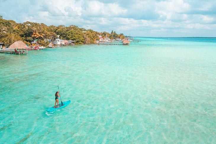Paddleboarder en la Laguna de Bacalar