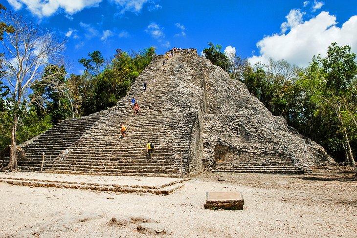 Visitantes subiendo la pirámide en Cobá