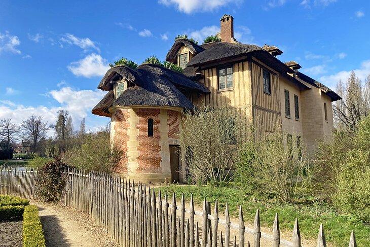 Edificio del molino de agua en la aldea de la Reina