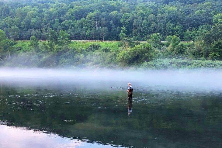 Pesca con mosca en el río Delaware Superior en Deposit, NY