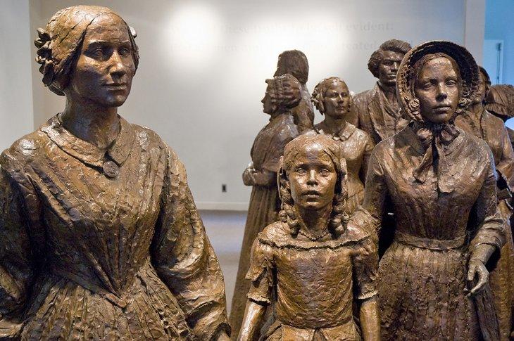 Estatuas en el Parque Histórico Nacional de los Derechos de la Mujer en Seneca Falls