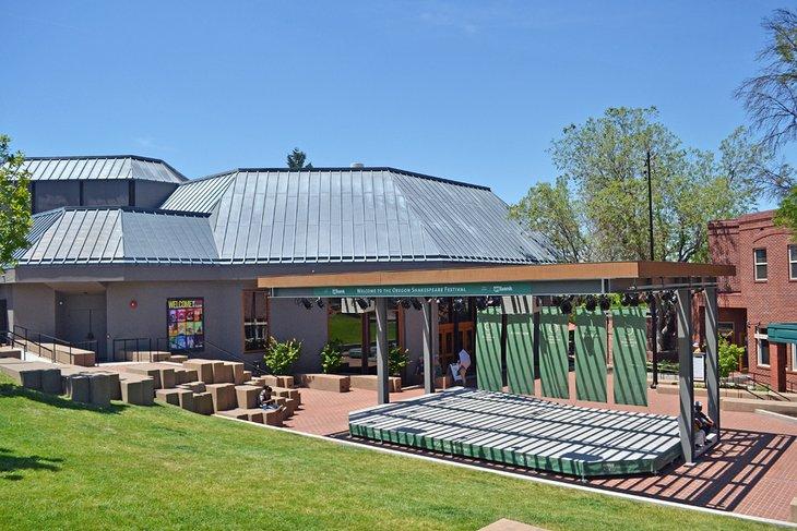 Patio del Festival de Shakespeare de Oregón