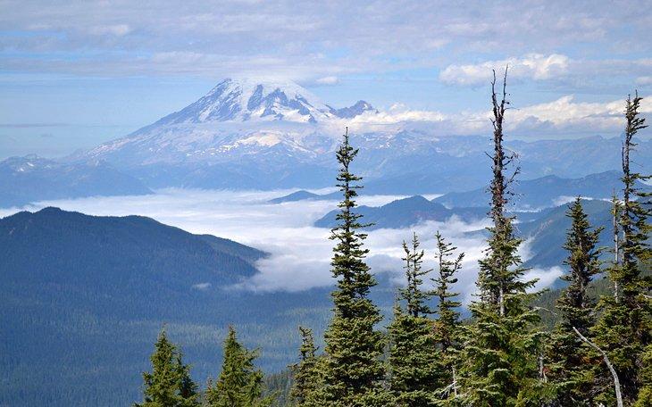 Lejano Monte Rainier envuelto en nubes, no lejos del inicio del sendero Chinook Pass