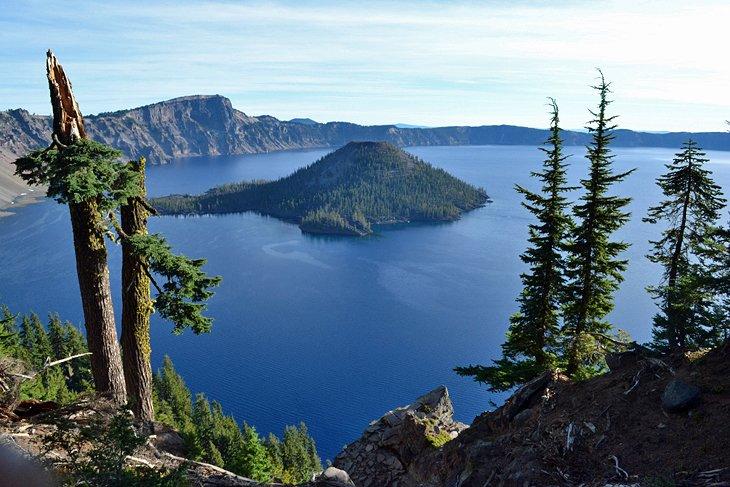 Vista desde el Sendero Rim de Crater Lake y Wizard Island