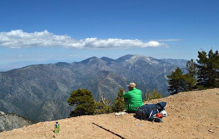 En la cima del Monte Baden-Powell con vistas al Monte Baldy