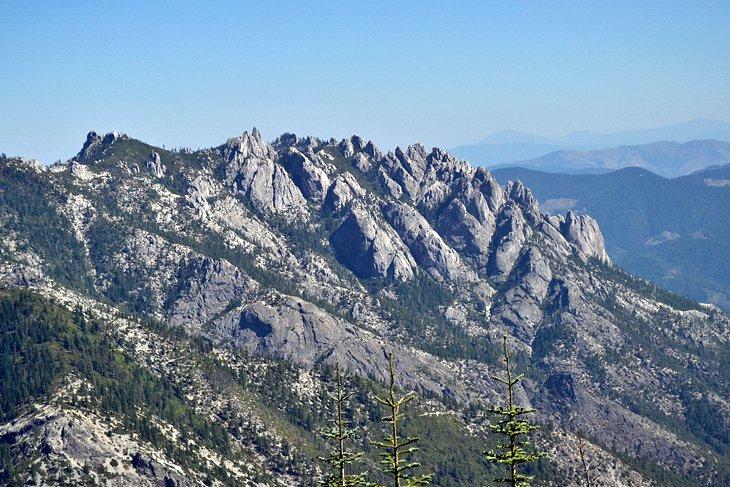Los espectaculares Castle Crags desde el PCT del Norte de California