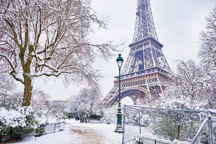 La Torre Eiffel en un día nevado
