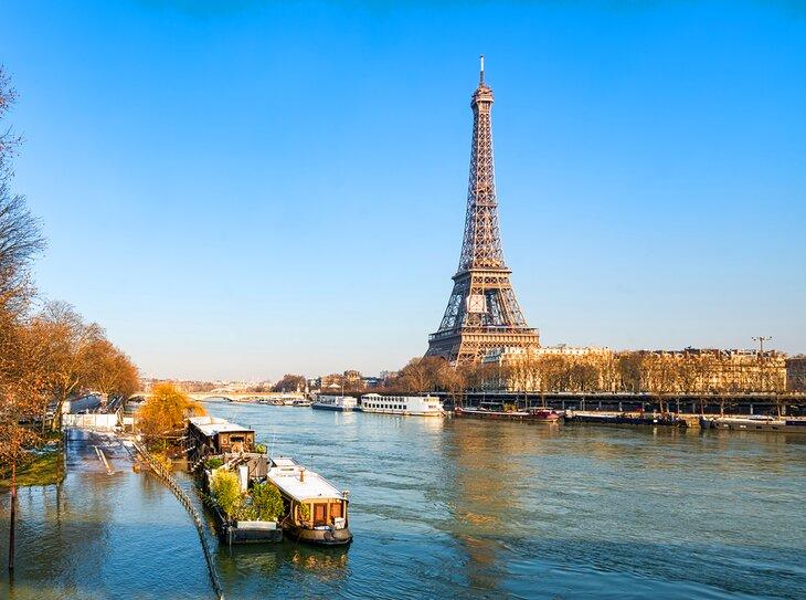 Barcos de crucero frente a la Torre Eiffel en invierno