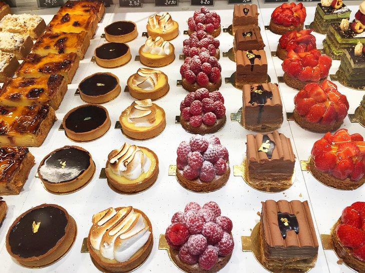 Postres en una pastelería de París