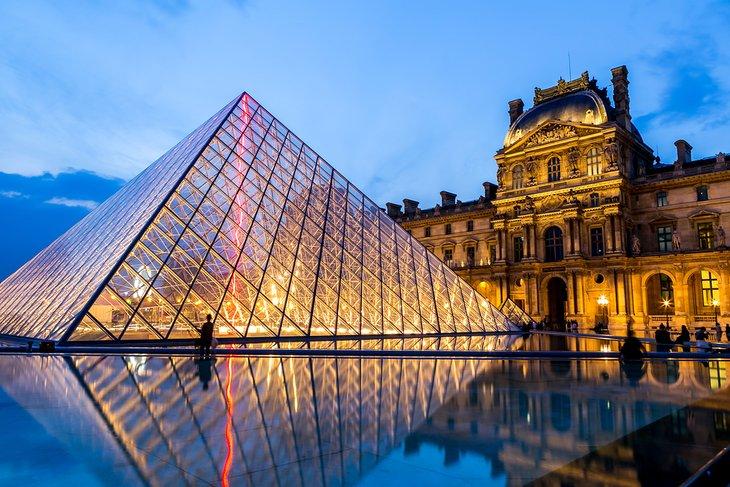 Museo del Louvre al anochecer