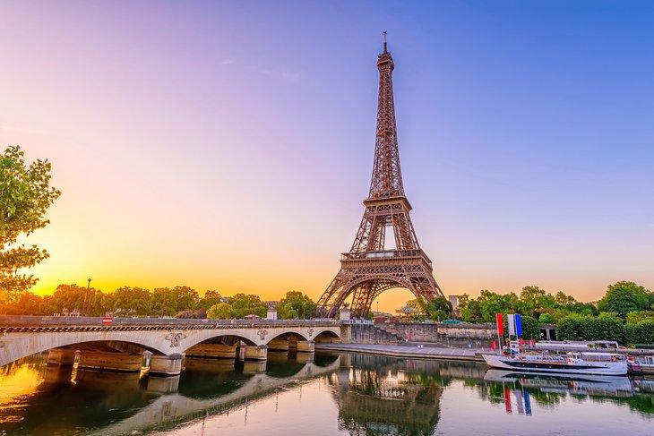 Tour Eiffel et fleuve Seine au lever du soleil à Paris