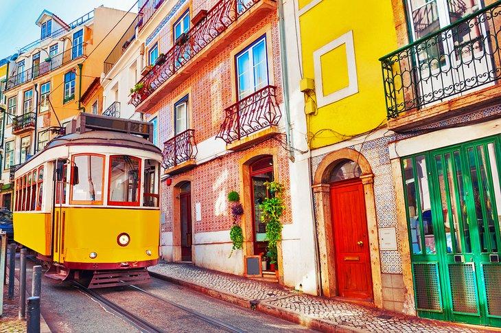 Tramway vintage dans la rue à Lisbonne, Portugal