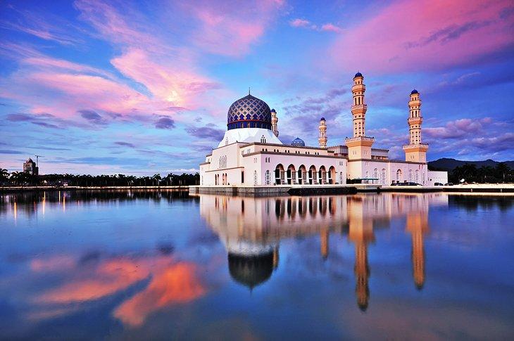 Mezquita de la ciudad de Kota Kinabalu al atardecer