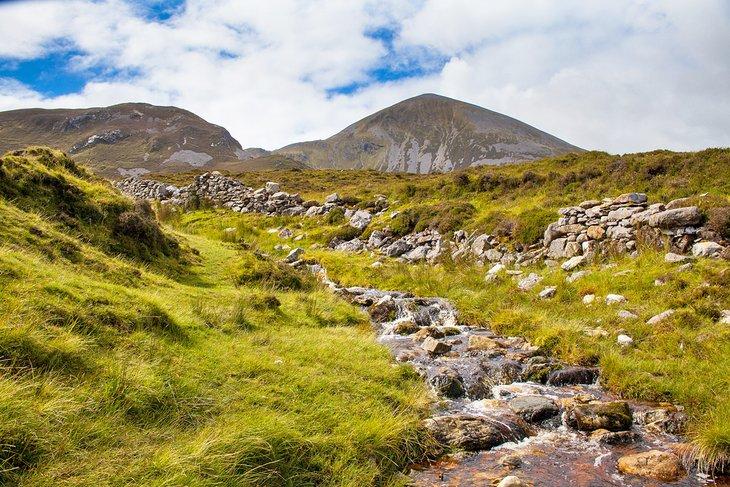 Un arroyo fluyendo debajo de Croagh Patrick