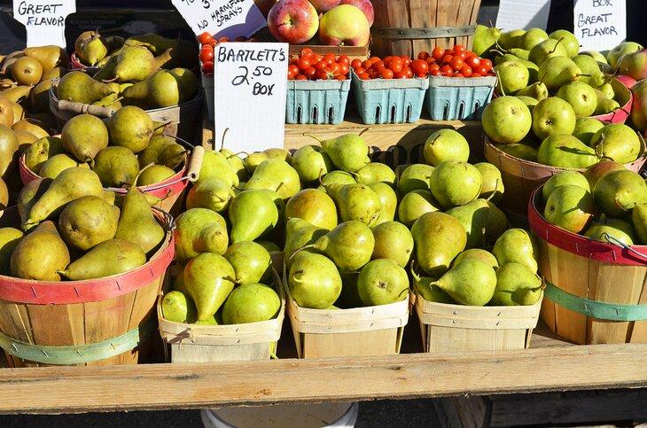 Productos locales a la venta en el mercado de agricultores