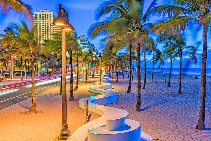 La franja de playa en Fort Lauderdale al atardecer
