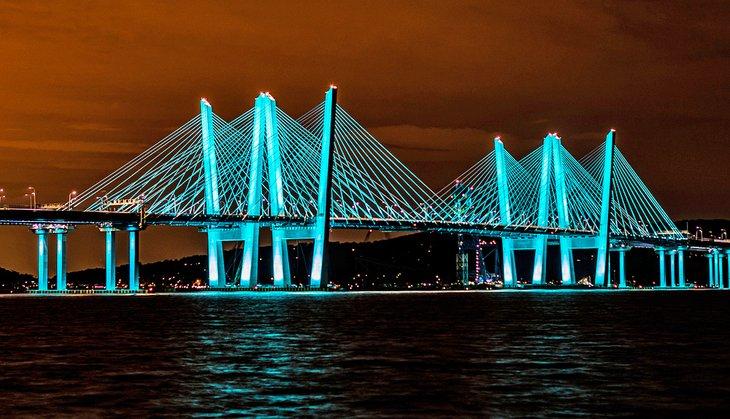 Governor Mario M. Cuomo Brücke, nachts beleuchtet