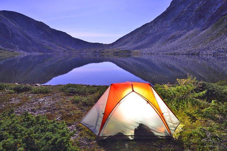 Camping près d'un lac dans les forêts nationales Medicine Bow-Routt