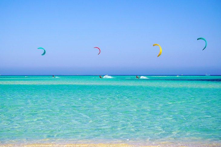 Kiteboarders cerca de El Gouna
