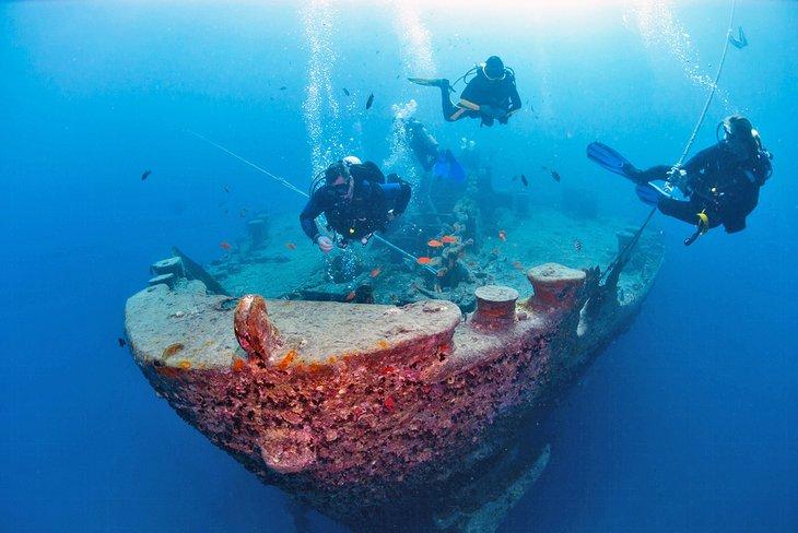 Buzos explorando el naufragio del SS Thistlegorm