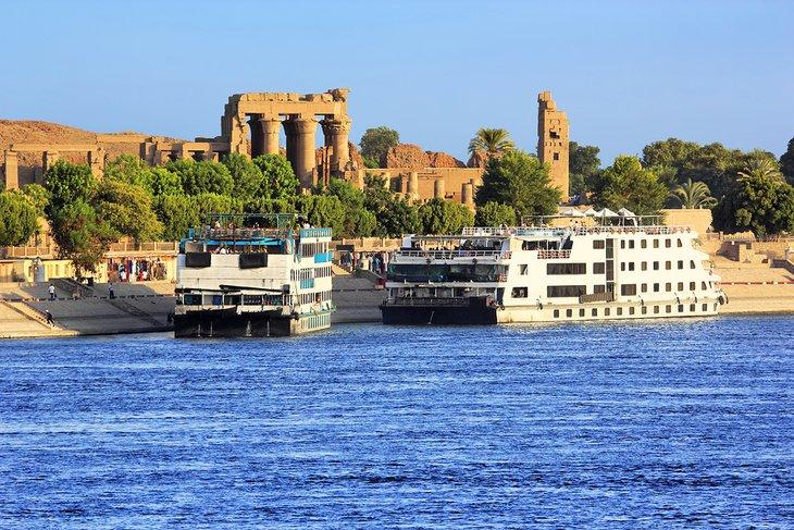 Barcos de crucero atracados en Kom Ombo en el Nilo