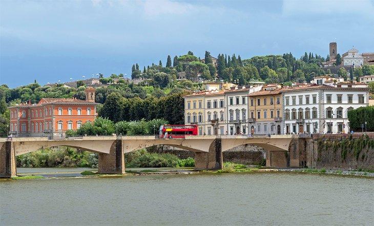 Bus touristique traversant le fleuve Arno à Florence