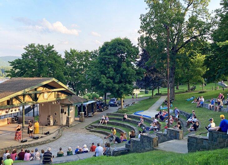 Concierto al aire libre en el anfiteatro Shepard Park