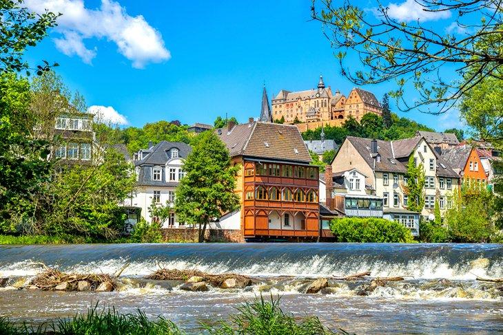 Une cascade dans le village de Marburg