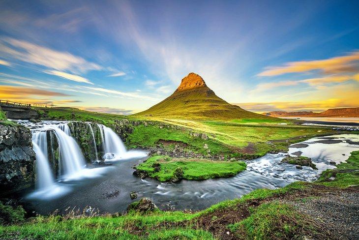 Atardecer de verano sobre la cascada Kirkjufellsfoss y monte Kirkjufell