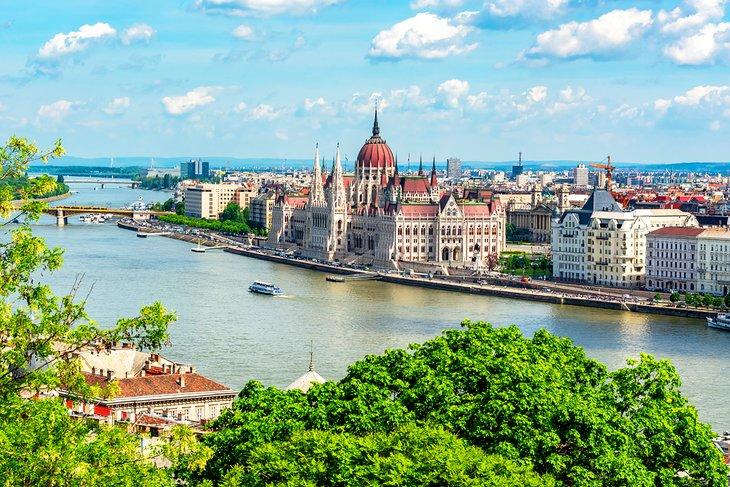 Vista sobre el río Danubio y el Parlamento húngaro en Budapest