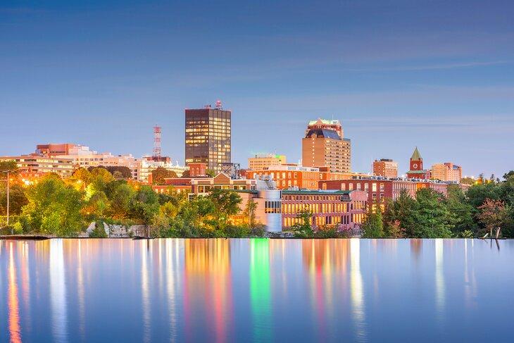 Horizonte de Manchester, New Hampshire sobre el río Merrimack al atardecer