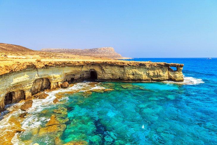 Acantilados marinos en Cabo Greco