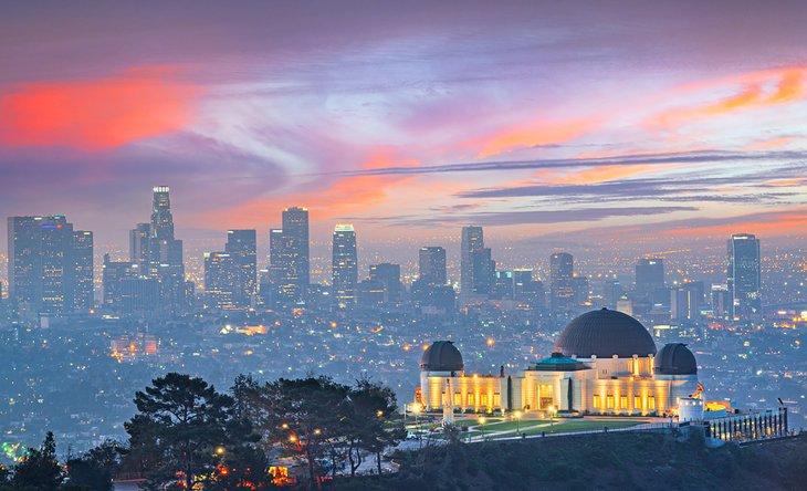 Vue du centre-ville de Los Angeles depuis l'Observatoire Griffith au coucher du soleil